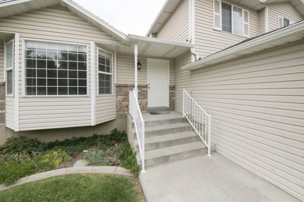 Cost of White Vinyl Siding Replacement in Poway